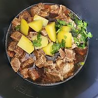 Illustration of how to stew beef brisket with potatoes in an electric pressure cooker without adding water or oil. 3