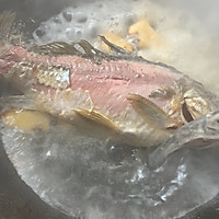 Illustration of how to make nutritious tofu and crucian carp soup 3