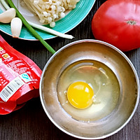 Illustration of how to make tomato and enoki mushroom egg soup 1