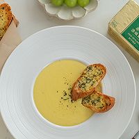 Crispy butter garlic baguette slices with rich milk aroma Corn soup, heart-warming and stomach-warming~ Recipe illustration 9