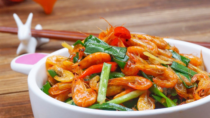 Stir-fried river shrimp with leeks