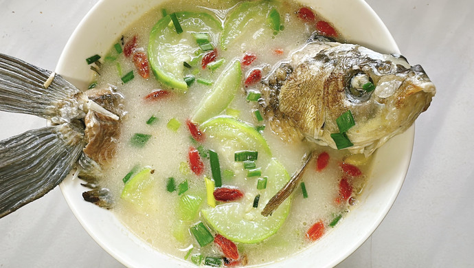 White crucian carp and loofah soup