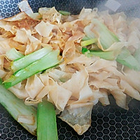 Illustration of how to make hand-shredded cabbage with bean skin 4