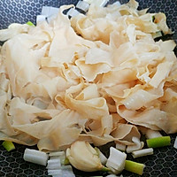 Illustration of how to make hand-shredded cabbage with bean skin 2