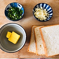 In a few simple steps, you can make garlic bread that rivals the bakery. Illustration of how to make strips 2