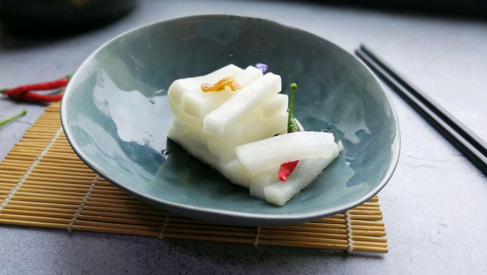 Radish with tangerine peel, lemon juice and vinegar