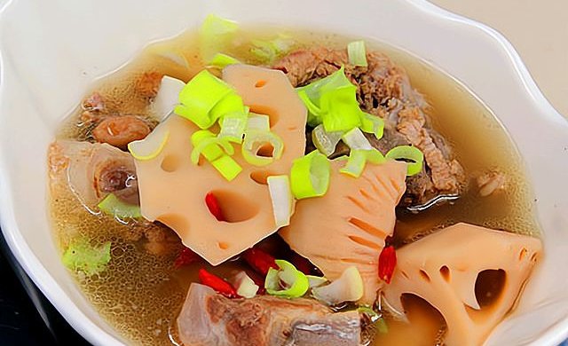 Warming, nourishing, nourishing and nourishing pork ribs, lotus root and four treasures soup