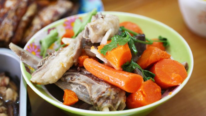 Braised lamb chops with carrots