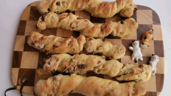 Red wine raisin breadsticks