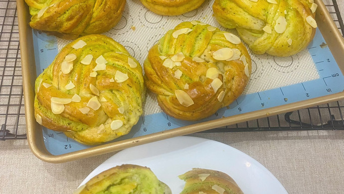 Black Tea Soufflé Wreath Bread