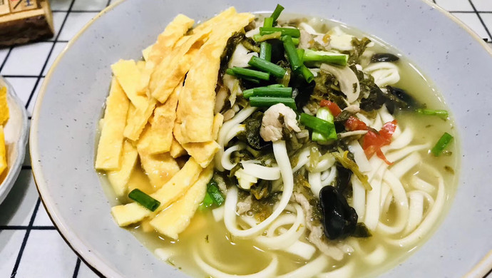 People in Hangzhou cook Sichuan noodles