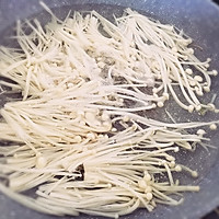 Illustration of how to make enoki mushroom fat beef pot 6