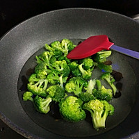 Oil-free and nutritious vegetarian broccoli. Illustration of how to do it 3