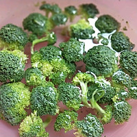 Oil-free, weight-loss and nutritious vegetarian broccoli. Illustration of how to make it. 2