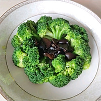 Oil-free, weight-loss and nutritious vegetarian broccoli. Illustration of how to make it. 4