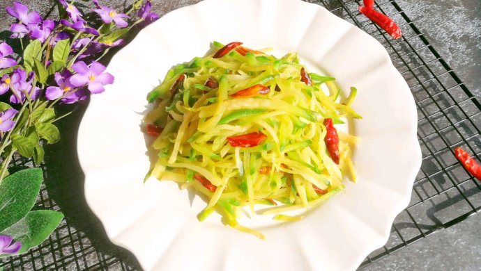 Vinegar shredded green radish