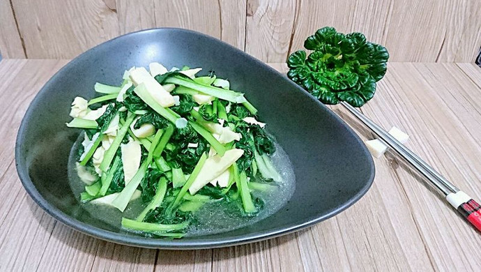 Stir-fried winter bamboo shoots with cabbage