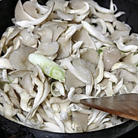 Illustration of how to make a lazy quick-hand dish of stir-fried green onions with straw mushrooms 5 