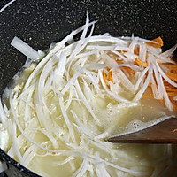 Illustration of how to make Lazy Man's Quick-Show Dish: Shredded Carrots and Poached Egg Soup 4 