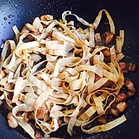 Pork belly and double pepper fried tofu skin# Show off your reunion Illustration of how to make a meal# 13