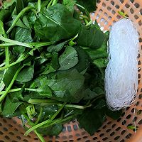 Illustration of how to make vermicelli spinach soup 1