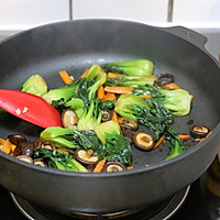 #中秋香集五月熟熟# vegetarian food is also delicious~money Illustration of how to make stir-fried vegetables with mushrooms 10