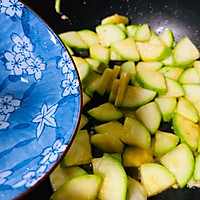 #一菜典白豆奶吃#Recipe for vinegar-filled zucchini Illustration 12