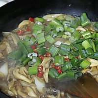 Illustration of how to make a lazy quick dish of stir-fried green onions with straw mushrooms 7 