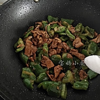 Illustration of how to stir-fry meat with green peppers 9