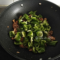 Illustration of how to stir-fry meat with green peppers 8