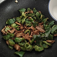 Illustration of how to stir-fry meat with green peppers 10