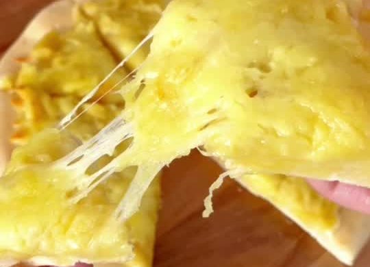 Soft and glutinous durian pizza with universal pizza base