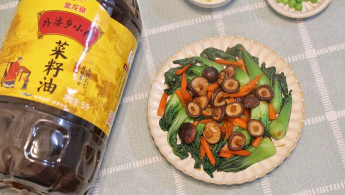 Stir-fried green vegetables with money mushrooms