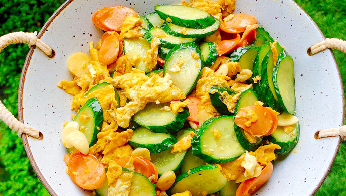 Scrambled eggs with cucumber and ham