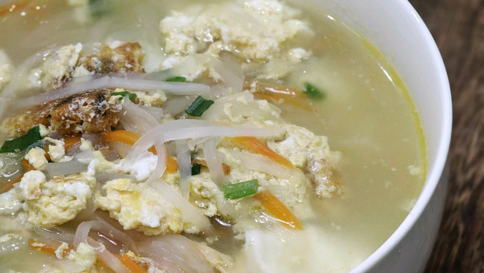 Poached egg soup with shredded radish