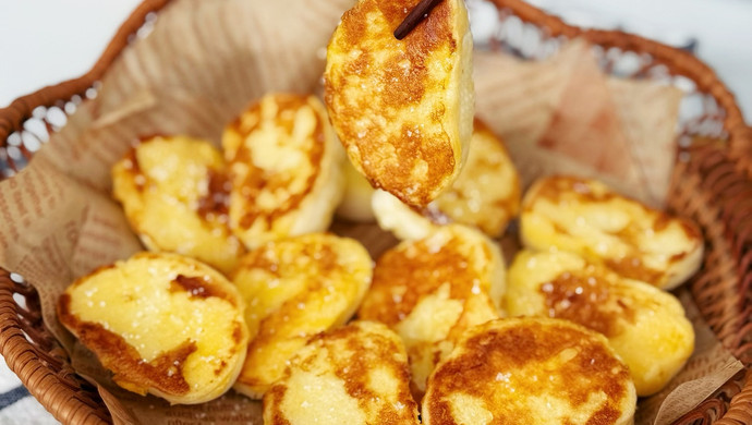 Pan-fried golden steamed bun slices