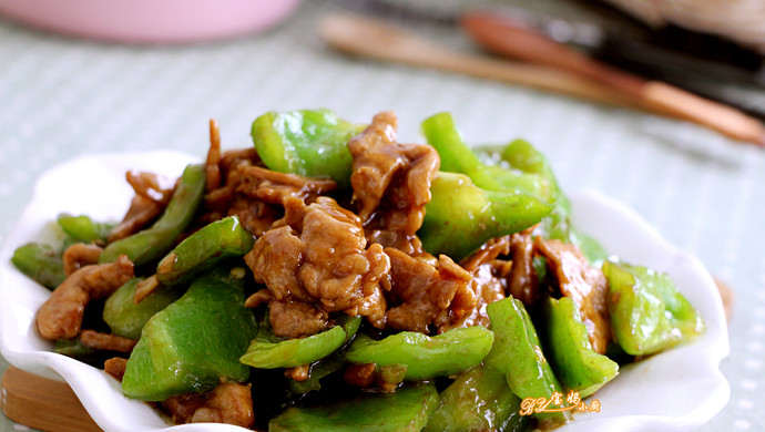 Stir-fried meat with chopped green peppers