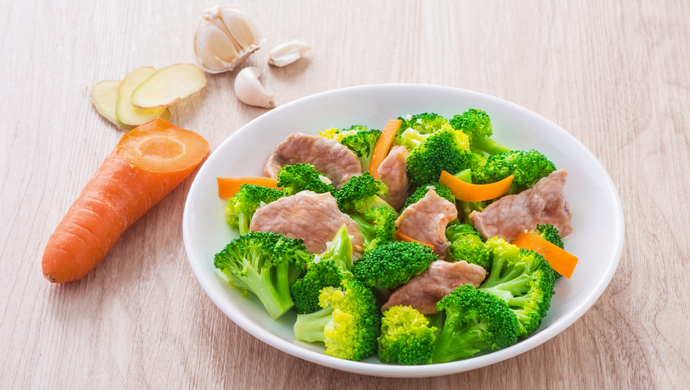 Stir-fried pork slices with broccoli