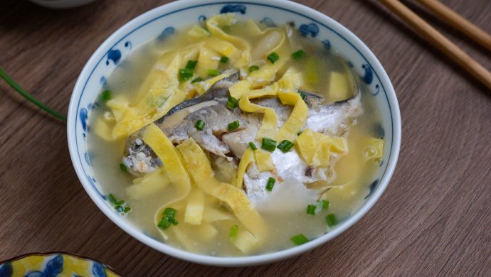 Egg shredded fish soup