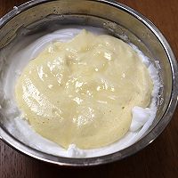 Illustration of how to make oil-free and low-sugar yogurt chiffon cake 7