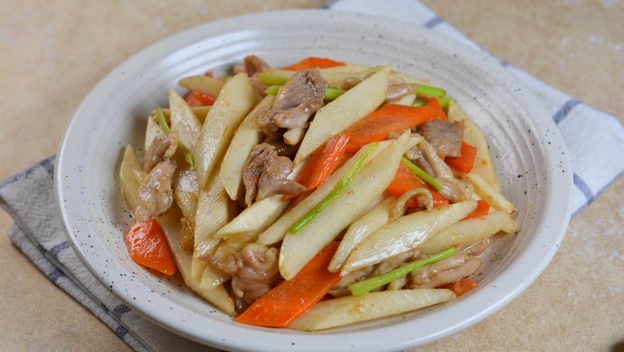 Stir-fried yam with chicken legs