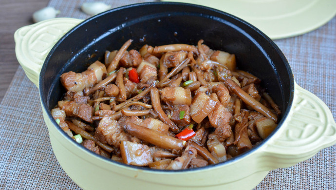 Pork Belly Stewed with Tea Tree Mushrooms