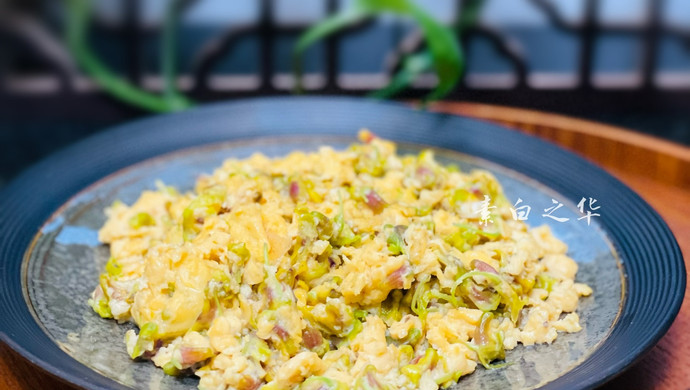 Scrambled Eggs with Dendrobium Flowers