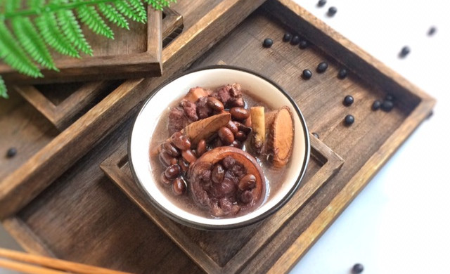 Beef Dali Black Bean Pig Tail Soup