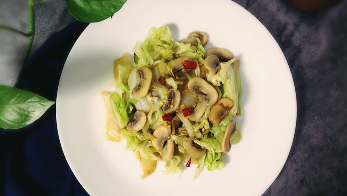 Stir-fried cabbage with mushrooms