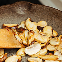 Illustration of how to stir-fry mushrooms in oyster sauce that is fresher than old chicken soup 4