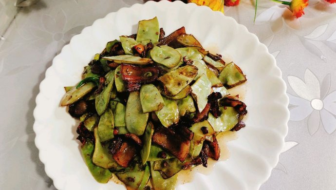 Stir-fried pork with plums and beans