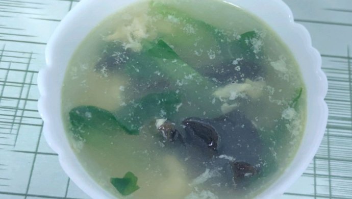 Green vegetable, fungus and egg drop soup