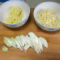 Stir-fried cabbage shredded pancakes—Illustration of how to make a ten-minute quick dish 2 