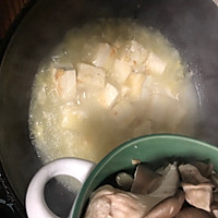 Illustration of how to make mushroom and tofu soup 5